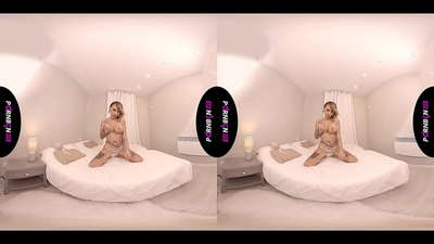 PORNBCN VR Mogna spanska MILF onanerar och suger din kuk i POV medan hon röker och rycker i benen.